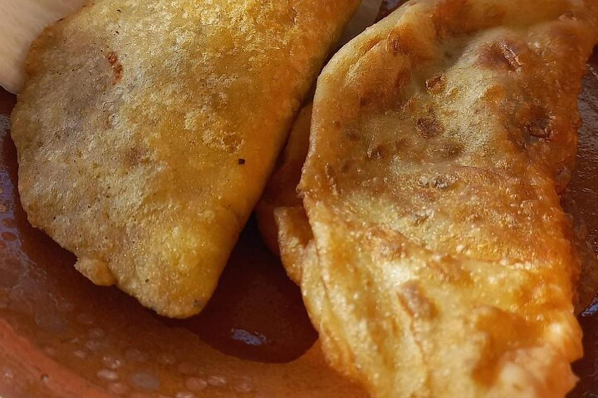 крупний план двох шматочків їжі на тарілці