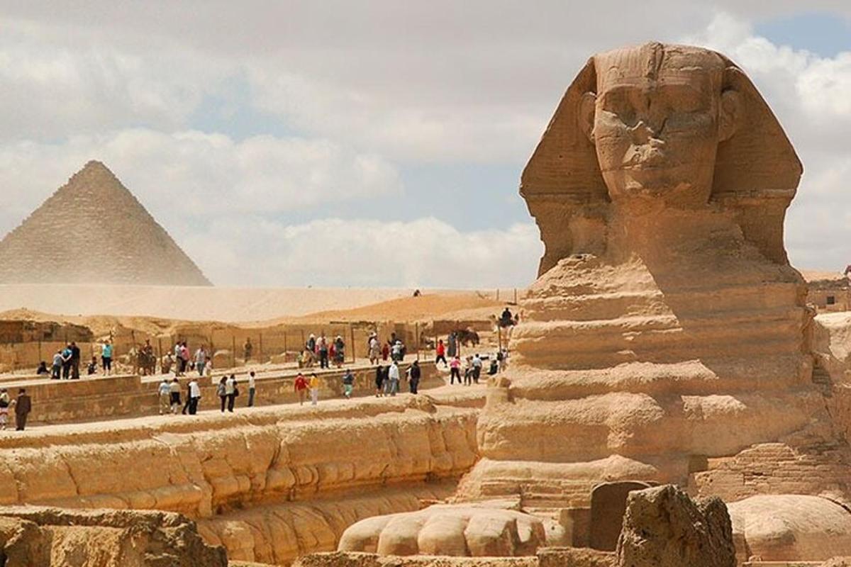 suuri patsas pyramidien edessä