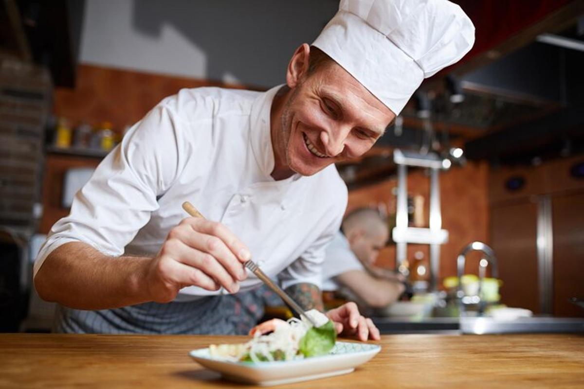 un xef preparant un plat de menjar a la cuina
