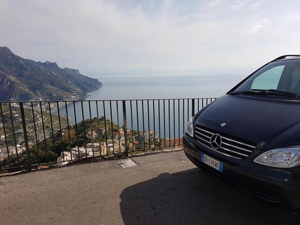 auto zaparkované na ceste blízko oceánu