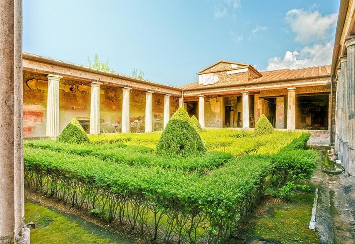 un vecchio edificio con un giardino antistante