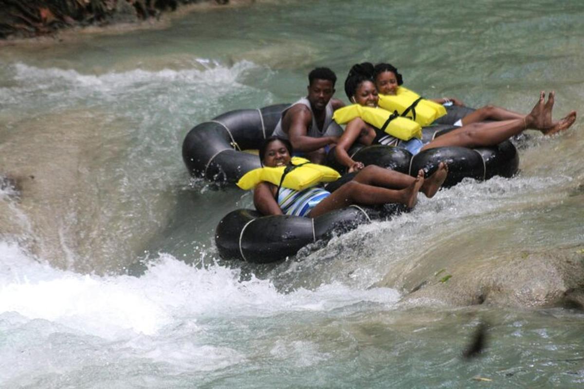 un gruppo di persone che viaggiano su una zattera in acqua