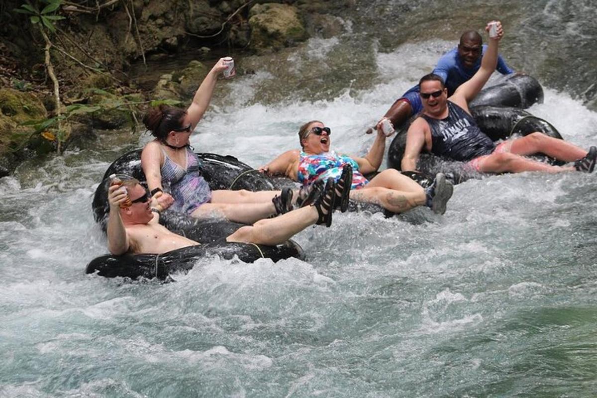eine Gruppe von Menschen, die auf einem Floß in einem Fluss fahren