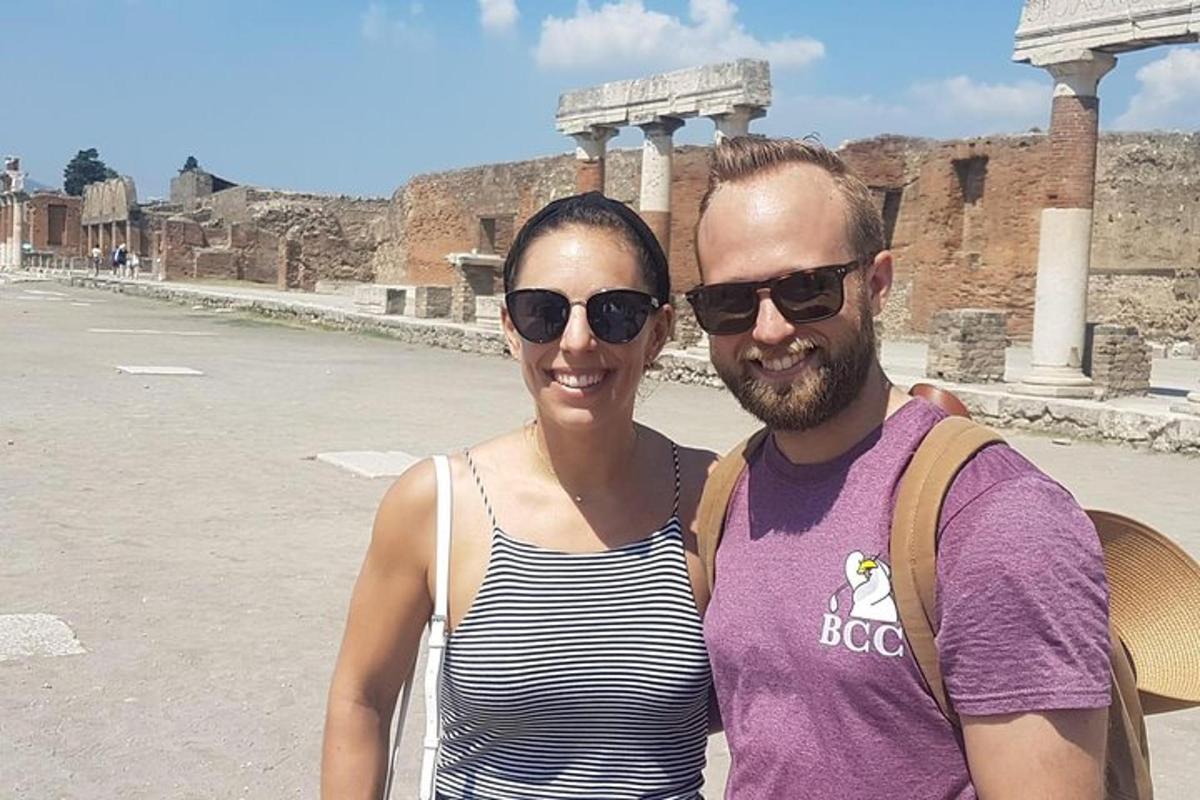 mężczyzna i kobieta stoją przed ruinami