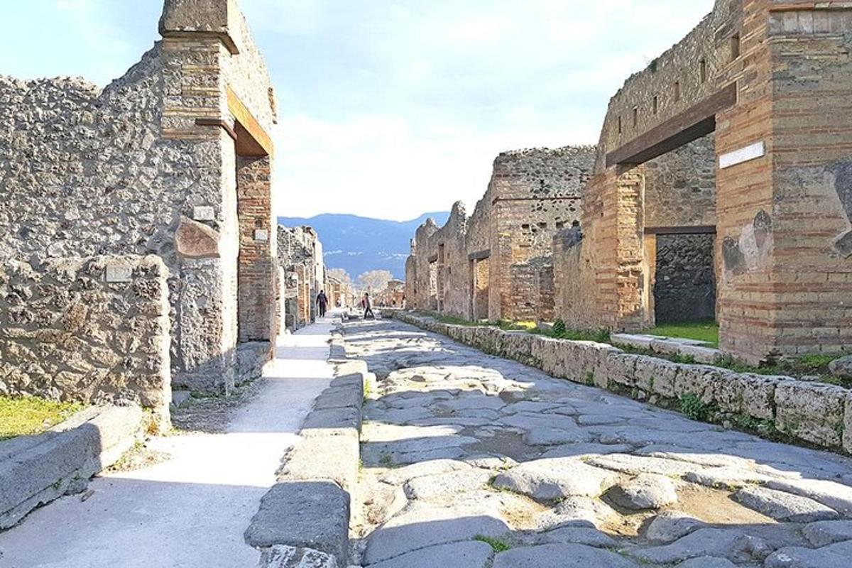 ένας πλακόστρωτος δρόμος σε ένα παλιό κτίριο