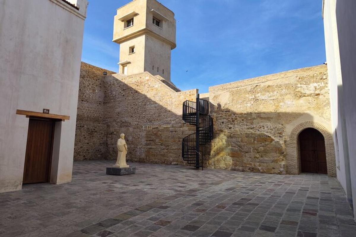 un edificio con una torre dell'orologio in cima