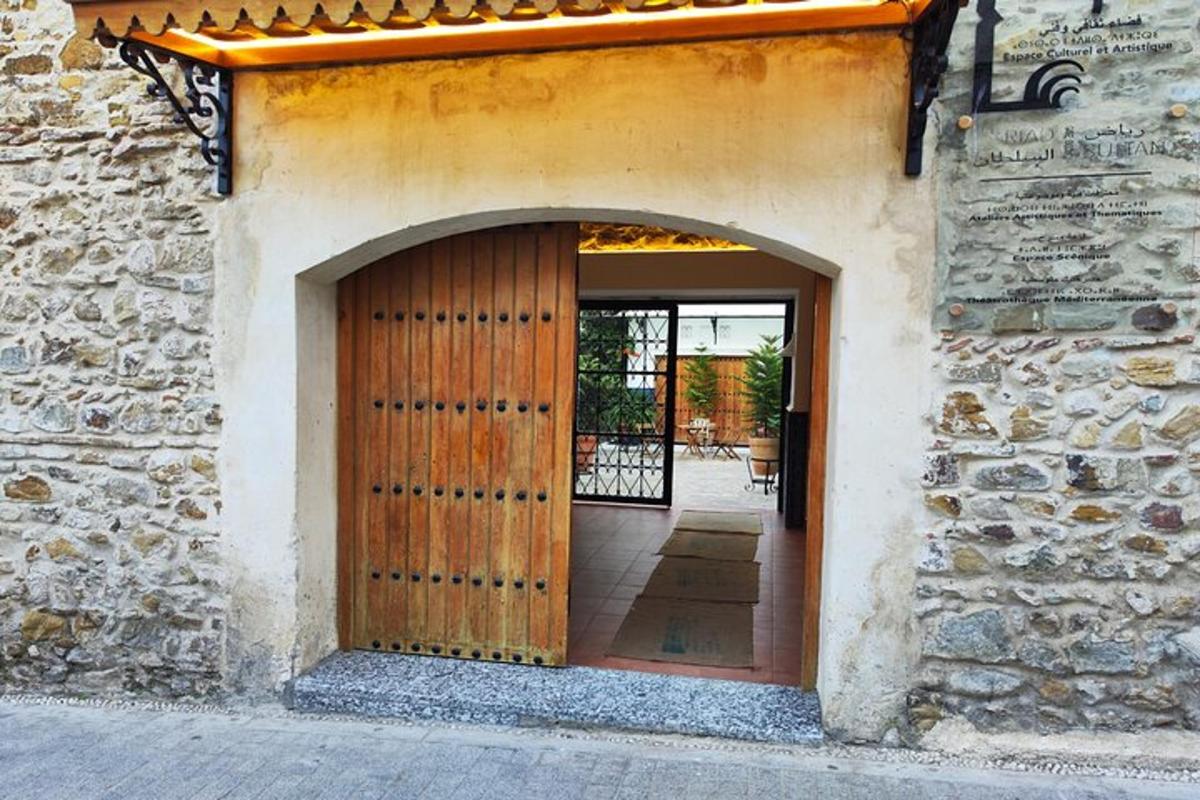 un ingresso di un edificio in pietra con una porta di legno