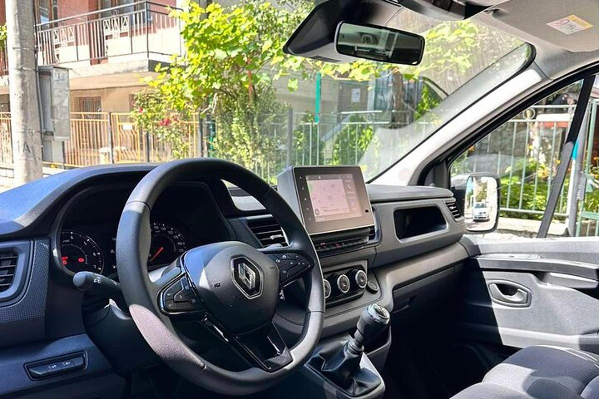 auto s tabletom na volante