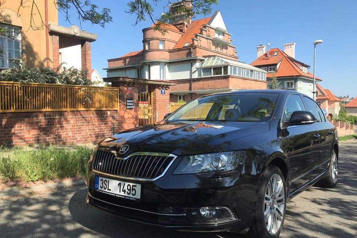 černé auto zaparkované před domem