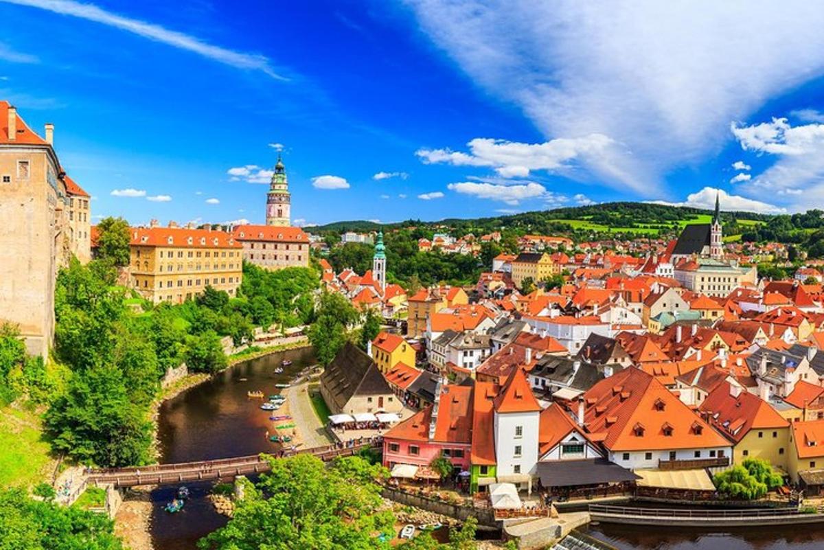 pohled na město s řekou a budovami