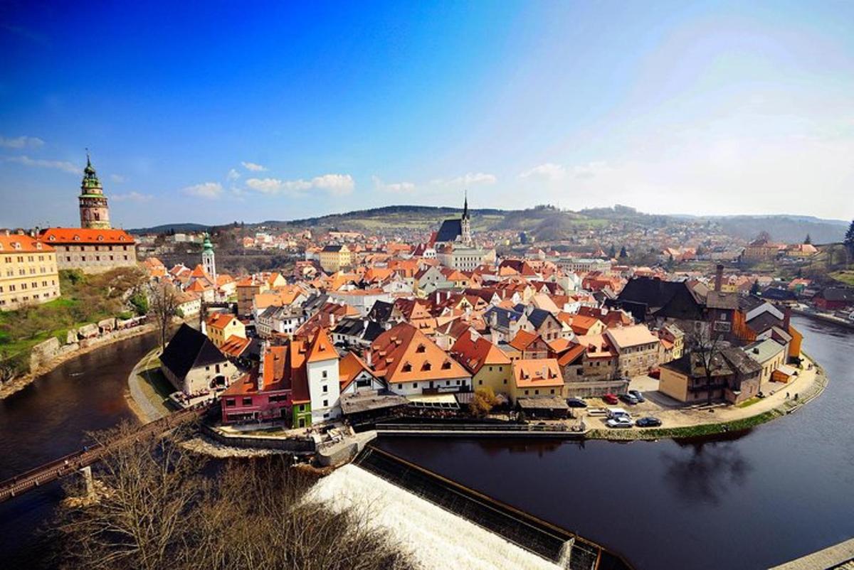 letecký pohled na město na řece