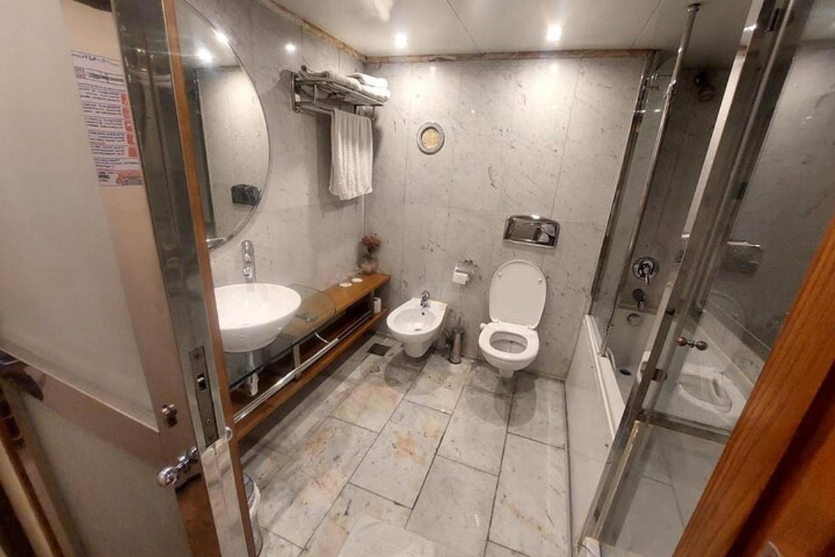 un bagno con wc, lavandino e doccia