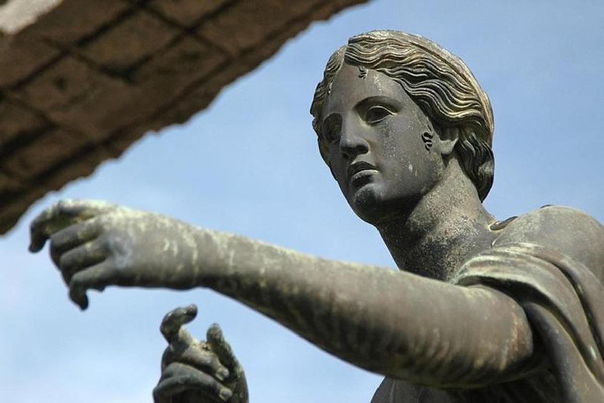 een standbeeld van een vrouw met haar arm uitgestoken