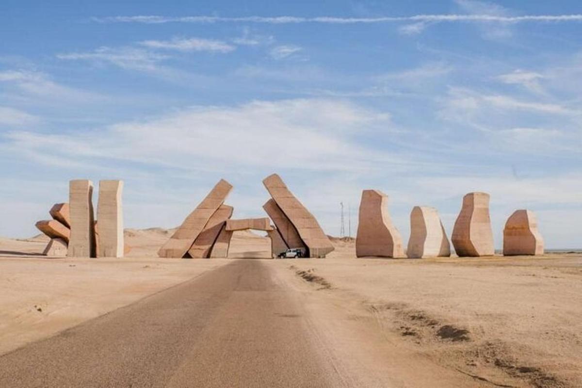 uma estrada no meio do deserto