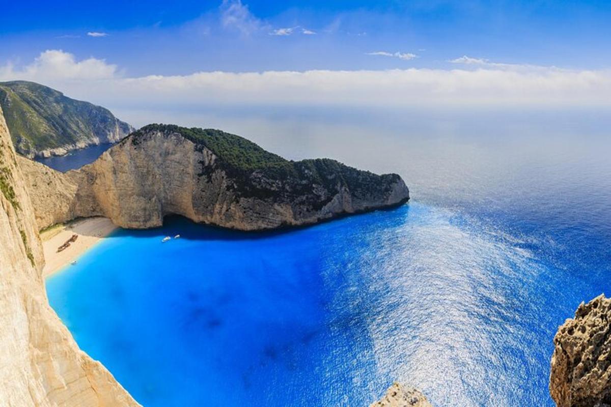 una vista aerea di una spiaggia con acqua blu