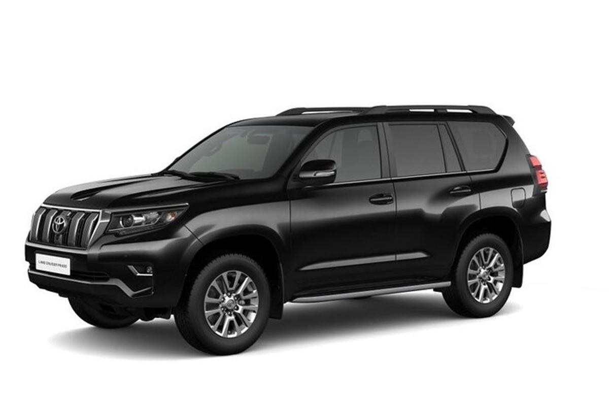 una Lexus GX nera parcheggiata