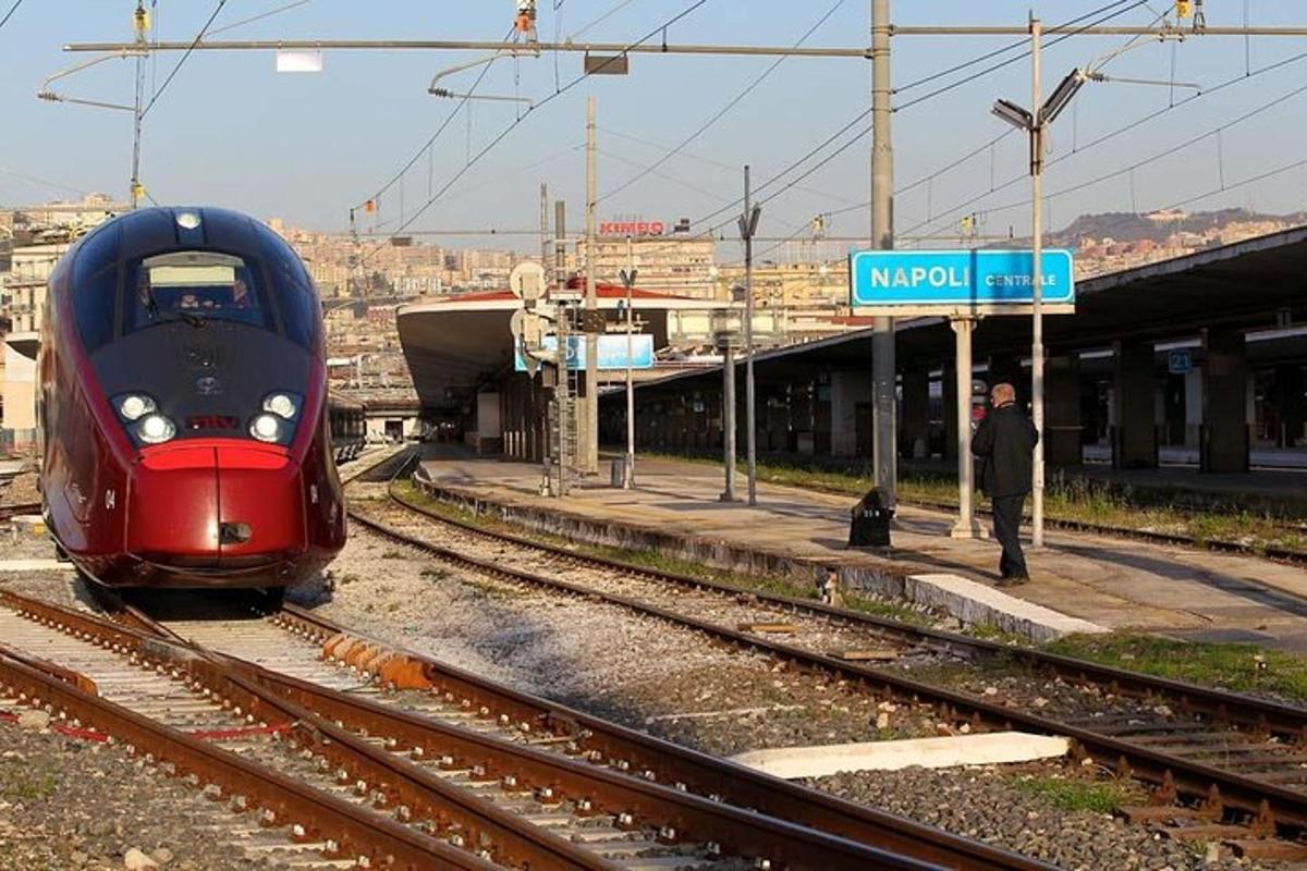 vlak na koľajniciach na vlakovej stanici