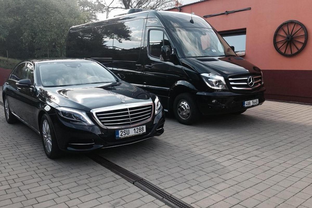 crni automobil parkiran pored crnog kombija