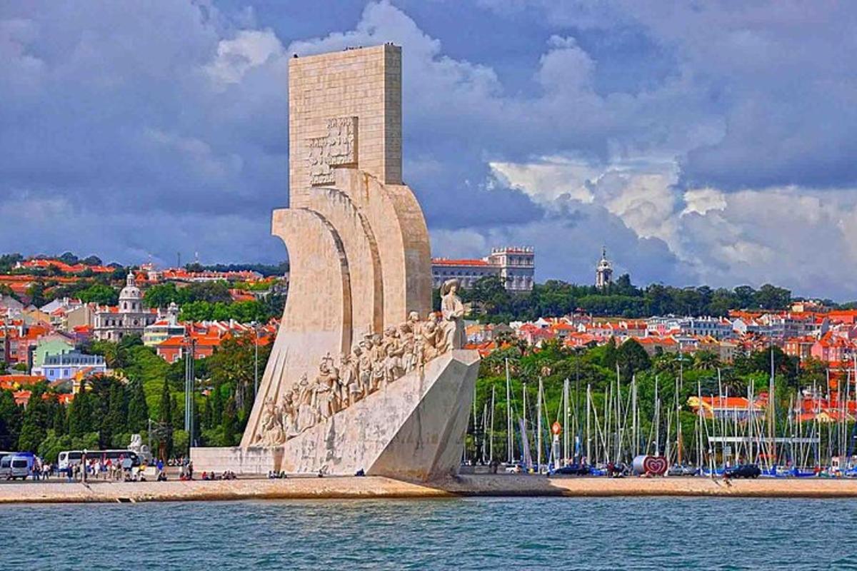 una statua nell'acqua con una città sullo sfondo