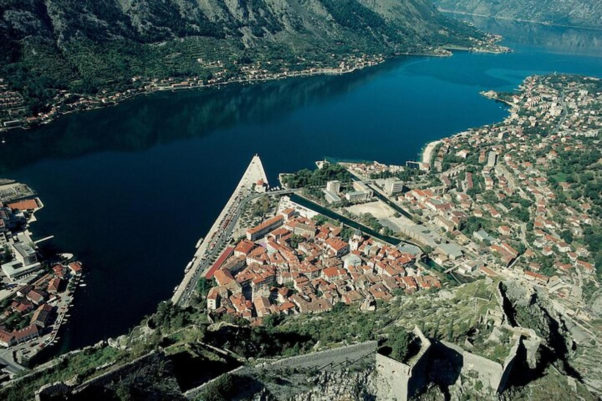 una vista aerea di una città sul bordo di un lago