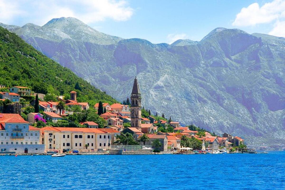 una città sulla riva di uno specchio d'acqua