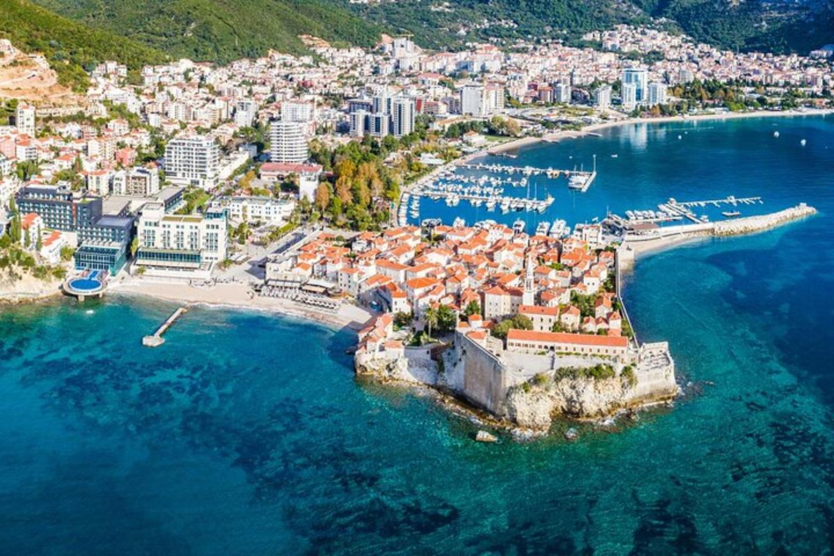 una vista aerea di una città sull'acqua