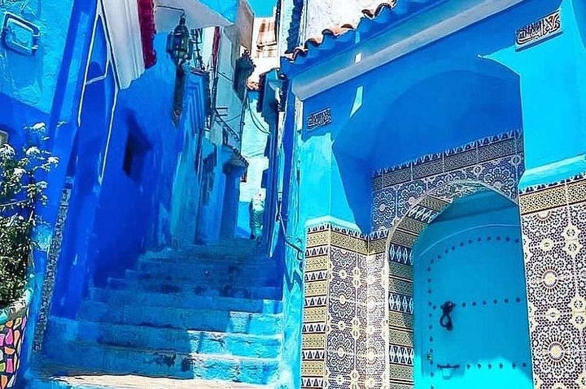 un vicolo blu con scale e un edificio blu