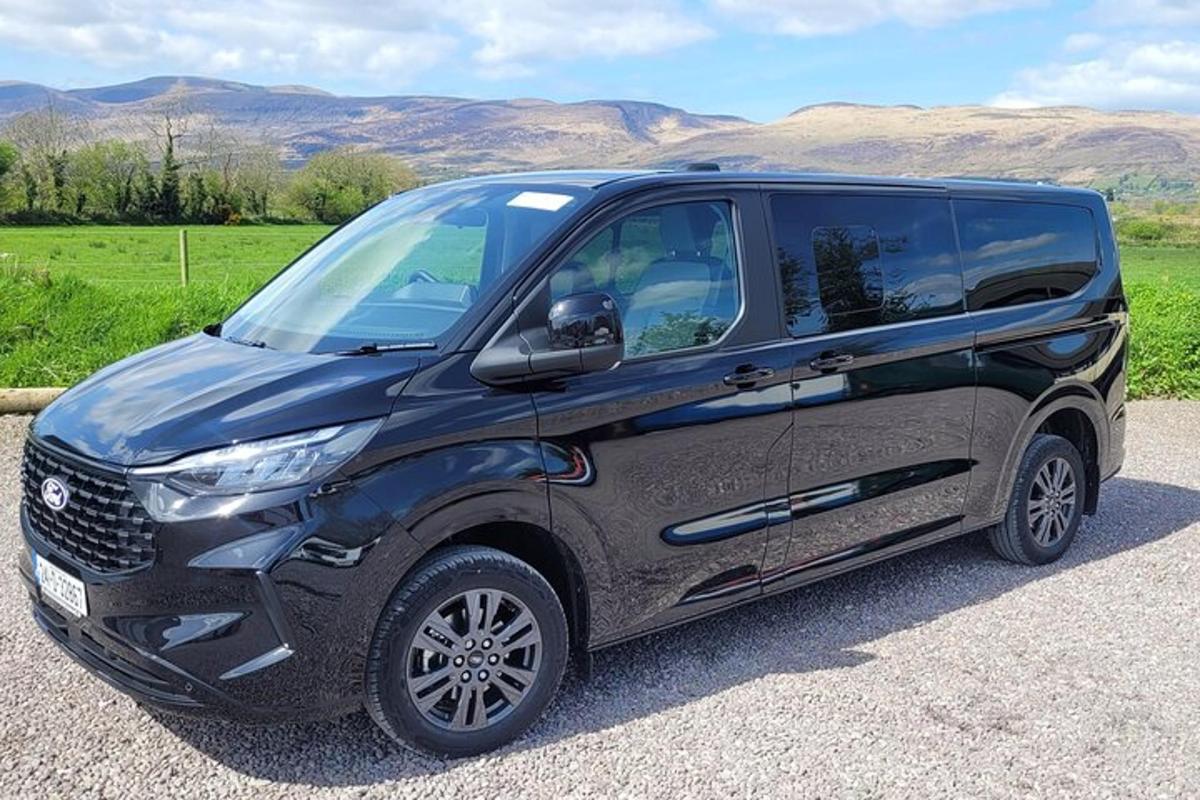 un SUV nero parcheggiato su una strada sterrata