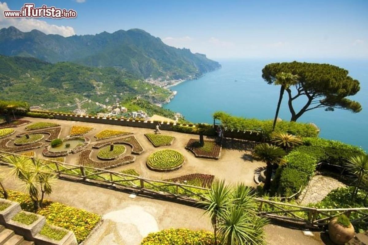 um jardim com vista para o oceano
