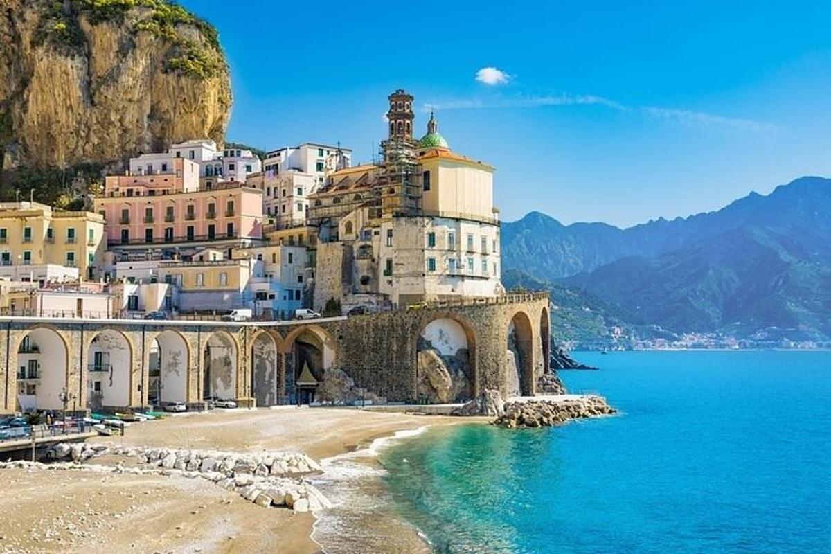 um edifício no topo de uma montanha ao lado de uma praia