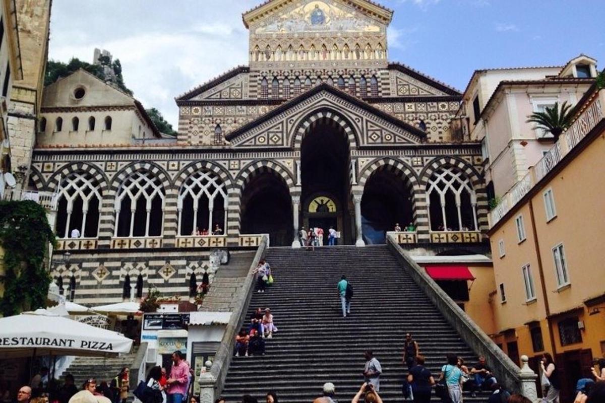 um grande edifício com escadas que levam a um edifício com uma torre