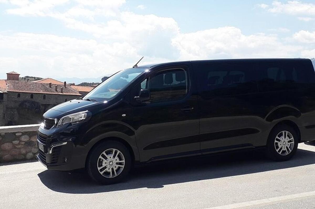 černá dodávka zaparkovaná na parkovišti