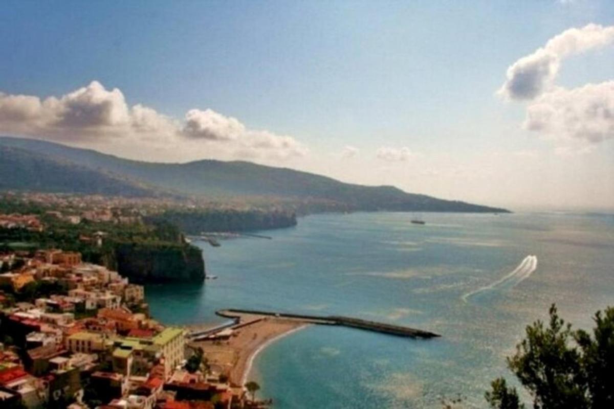 μια θέα μιας πόλης και μιας παραλίας στο νερό