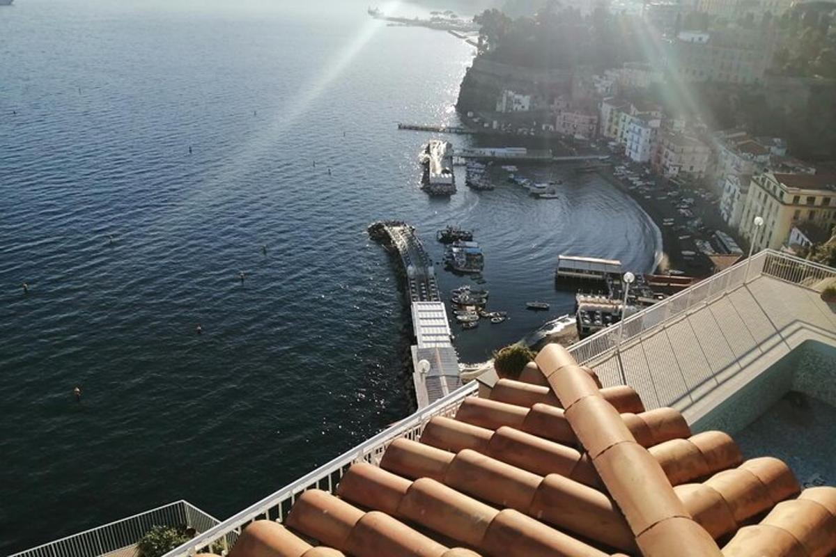 μια θέα από την οροφή ενός κτιρίου δίπλα στο νερό