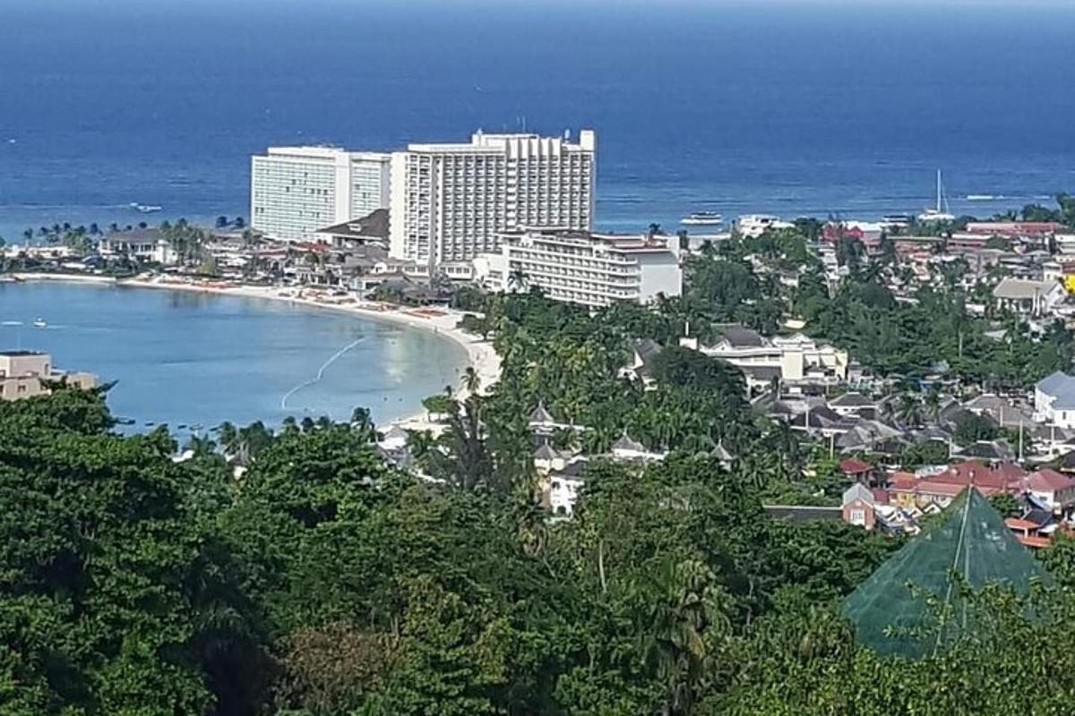 una vista di una città con una spiaggia e degli edifici