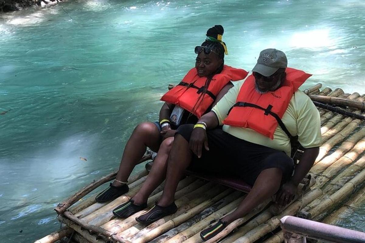 dos personas sentadas en una balsa junto al agua