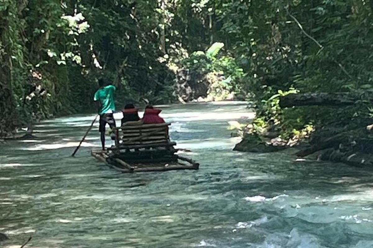 un grupo de personas en un barco en un río