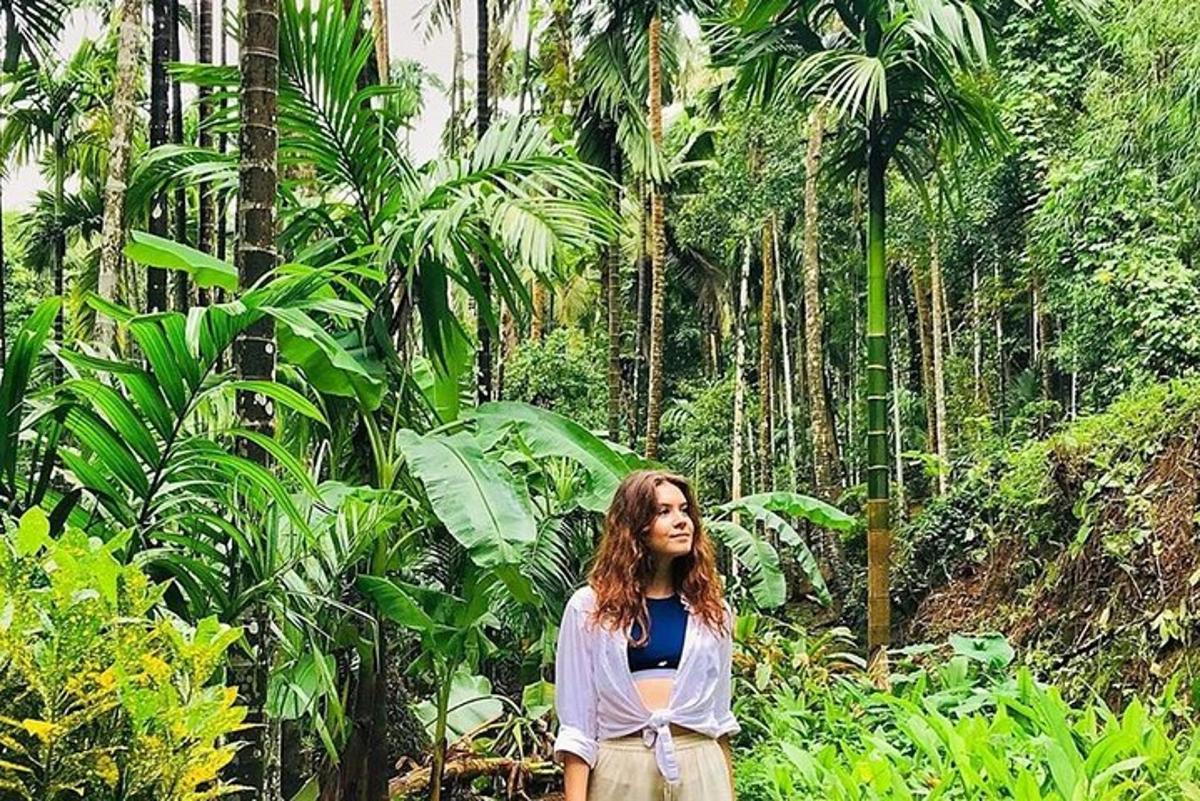 Una mujer parada en medio de una jungla