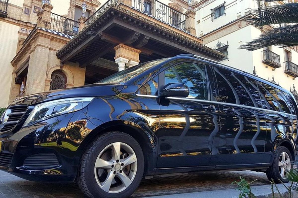 un'auto nera parcheggiata davanti a un edificio