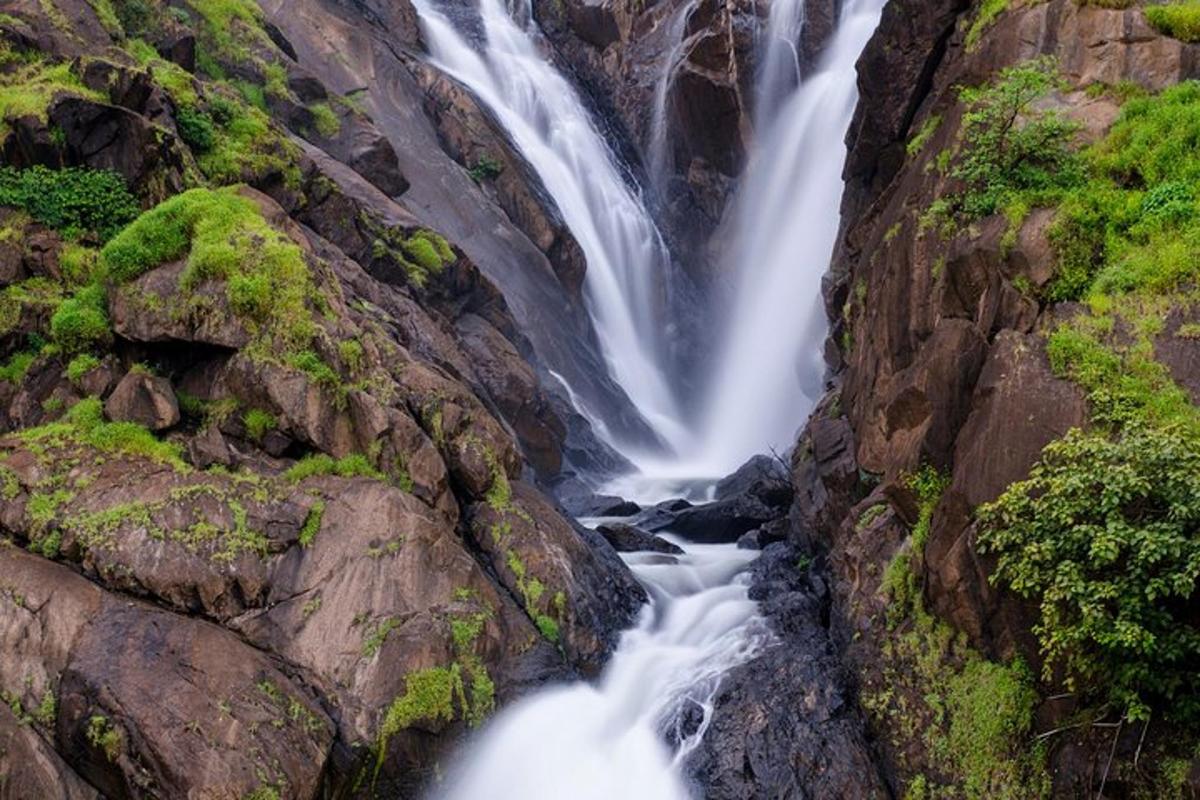 uma cachoeira na encosta de um penhasco rochoso