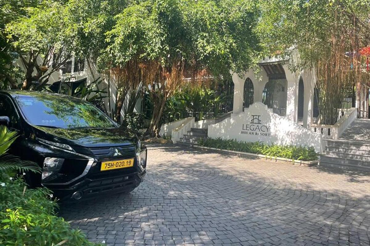 must auto pargitud hoone ette