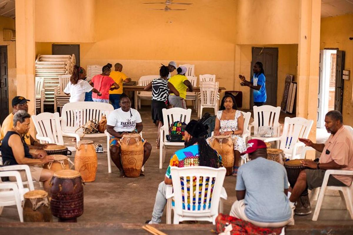um grupo de pessoas sentadas em cadeiras em uma sala