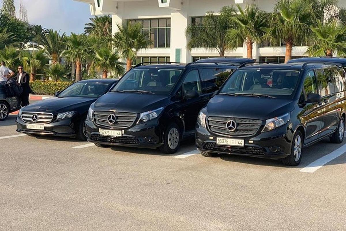 en rekke parkerte biler parkert på en parkeringsplass