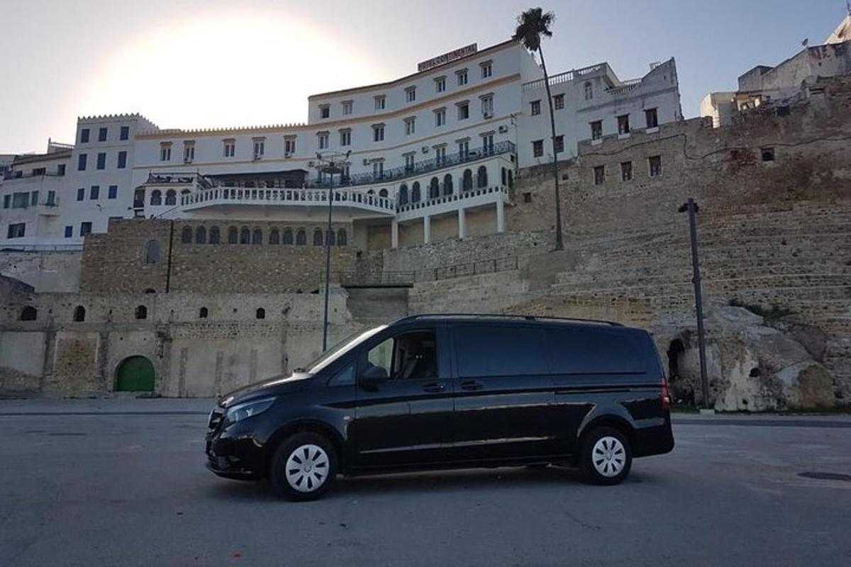 Una camioneta negra estacionada frente a un edificio