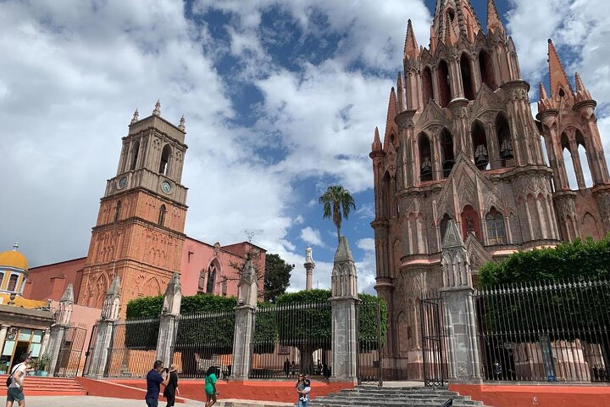 Un grupo de personas caminando frente a una catedral