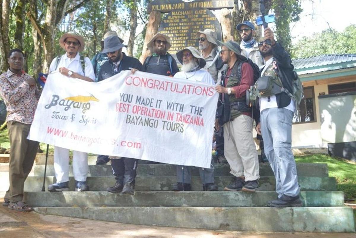 un grup de persones dretes a les escales sostenint una pancarta
