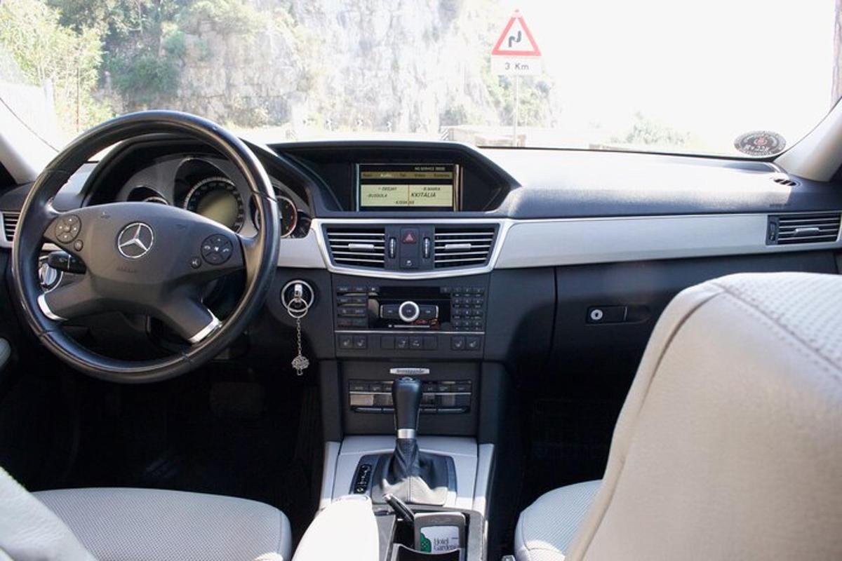 bir mercedes benz otomobilinin gösterge panelinin görünümü