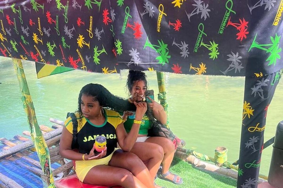 两个女孩坐在海滩上的遮阳伞下
