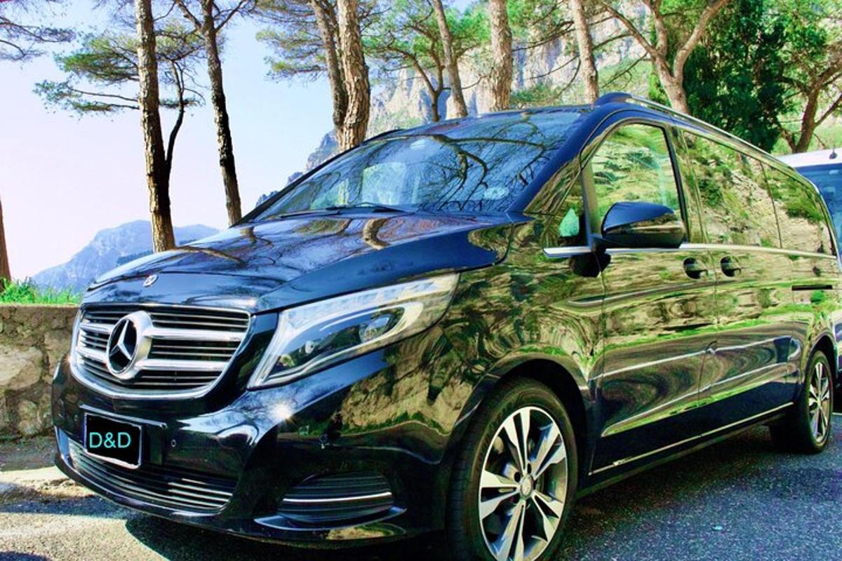 otoparkta park edilmiş yeşil bir araba