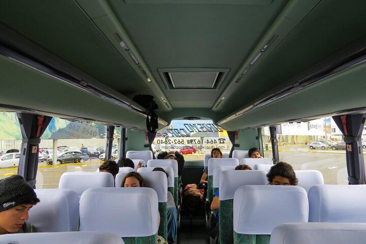 skupina lidí sedících v autobuse